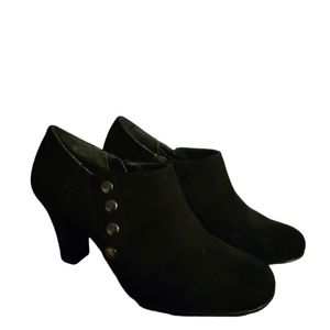 Black bootie, size 8M